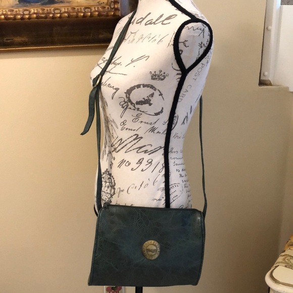 💚 Perry Ellis Vintage leather, goldtone logo medallion crossbody bag - Picture 2 of 12